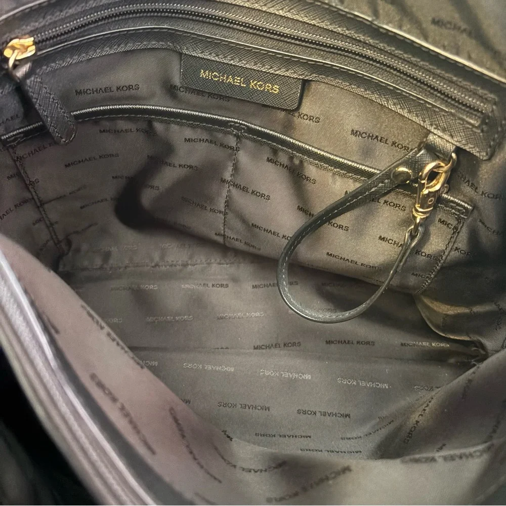 💙Michael Kors Black Tote Bag with Gold Hardware - Picture 7 of 7
